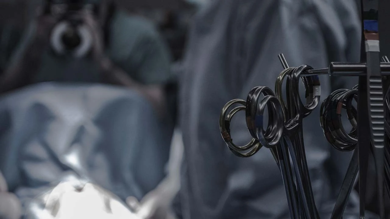 Cerrahtan hastalarına akıl almaz imza! Naklettiği organların üzerine adının baş harflerini kazıdı